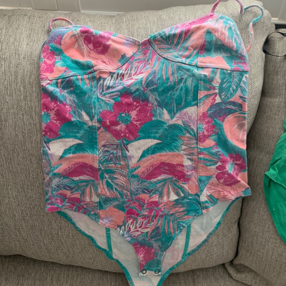 2 bodysuits
